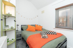 One Bedroom Home, Central, Free Parking, Sleeps 4